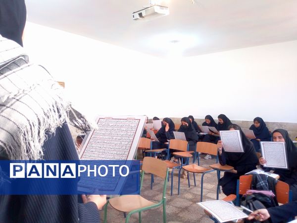 کلاس آمادگی و دفاعی با رنگ و بوی شهدا در دبیرستان فاطمیه