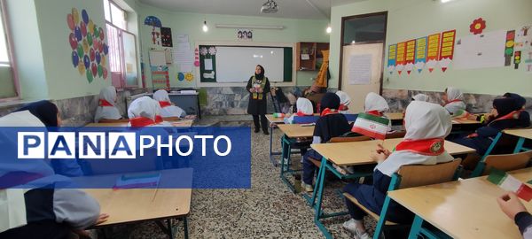 توزیع کتاب « از ایرانمان دفاع می کنیم » در بین دانش‌آموزان پیشتاز مدرسه شهید خاقانی شهرستان شیروان