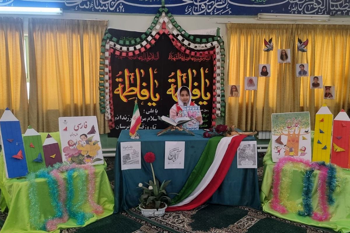 دانش‌آموزان با پرچم یا زهرا بر استکبار تاختند