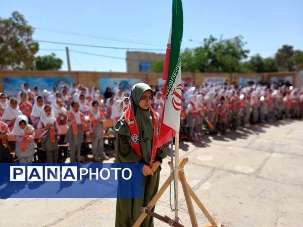 نواختن زنگ سپاس معلم در دبستان دخترانه شاهد نرگس