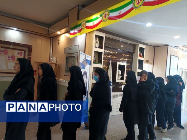 انتخاب نماینده دانش آموزان در دبیرستان نمونه فرهنگ مهشید مصلی نژاد ناحیه ۶