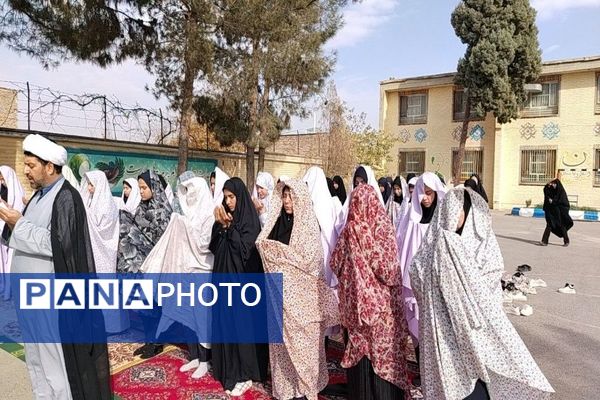 اقامه نماز باران در دبیرستان شهید مجید دهنوی نیشابور 