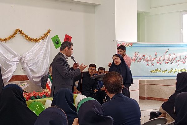 برگزاری جشن یلدا با حضور مسئولان و همکاران در مدرسه ایران و هنرستان کریمی شیرازیها