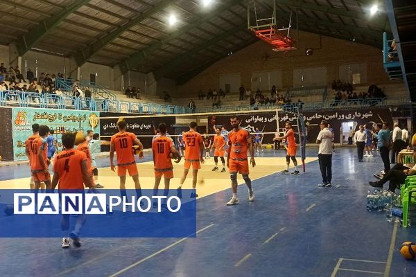 رقابت حساس لیگ دسته اول والیبال کشور در ورامین