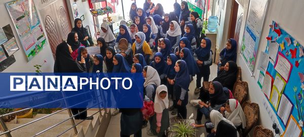 بازدید دانش‌آموزان مدرسه شهید خاقانی از گلخانه پیشه‌وران شیروان