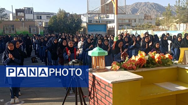 رونمایی از استعدادهای هنری دانشآموزان در نمایشگاه فرهنگ و هنر دبیرستان هاجر بیرجند