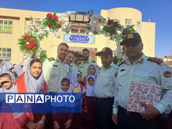 تجلیل از پدران ارتشی در دبستان دخترانه الزهرا به‌مناسبت هفته نیروی انتظامی