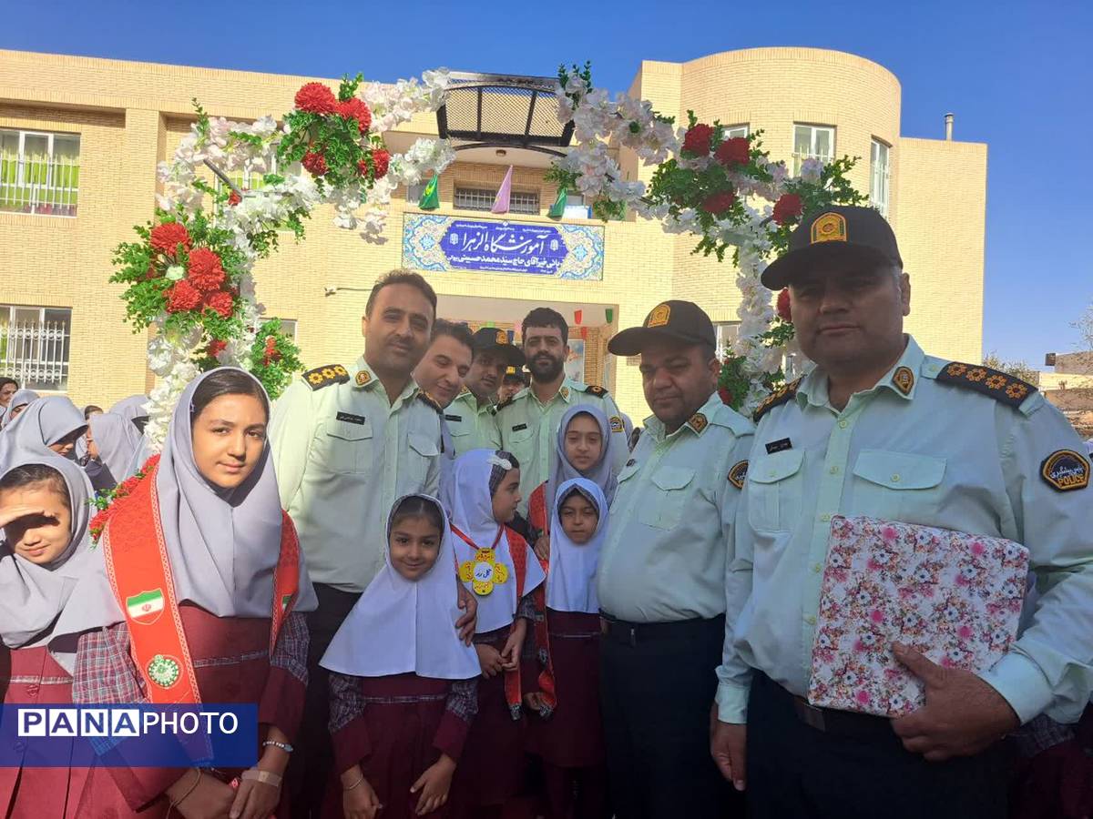 تجلیل از پدران ارتشی در دبستان دخترانه الزهرا به‌مناسبت هفته نیروی انتظامی
