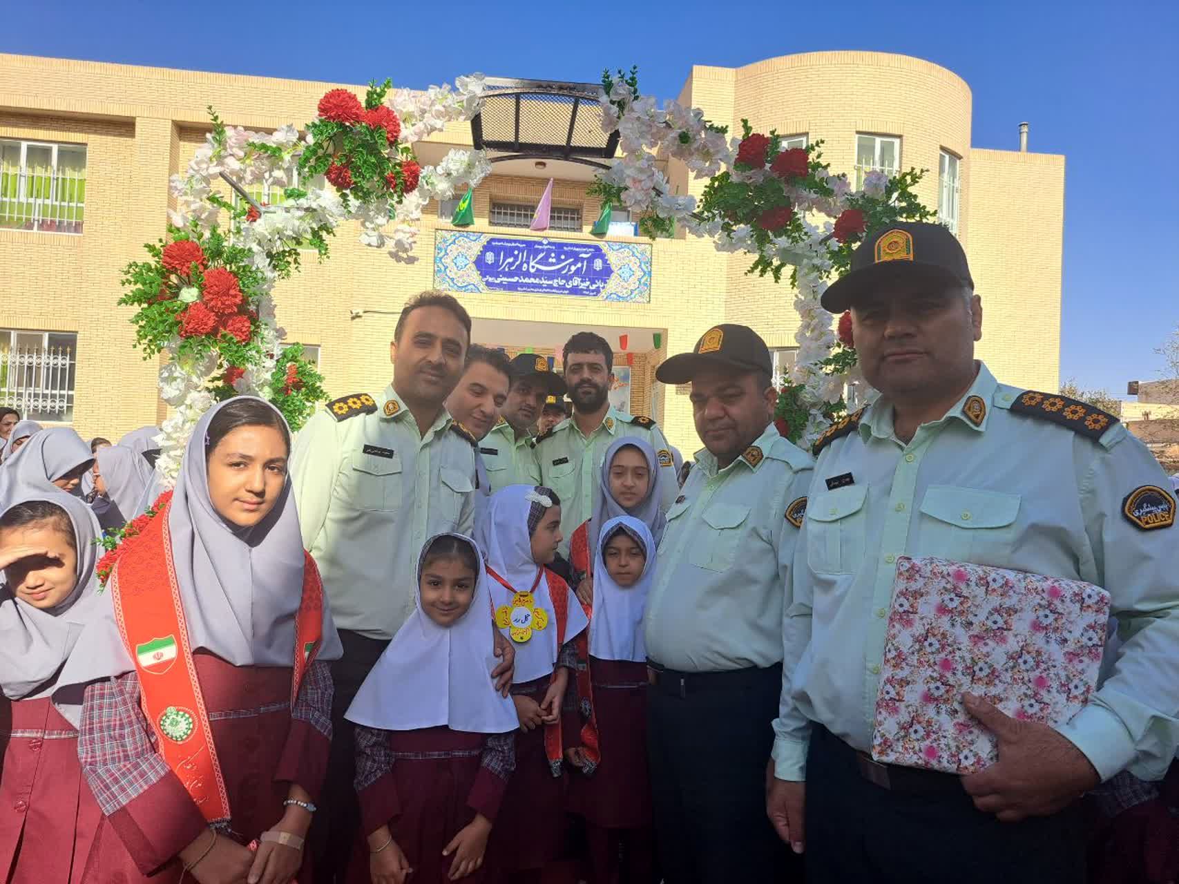 تجلیل از پدران ارتشی در دبستان دخترانه الزهرا به‌مناسبت هفته نیروی انتظامی