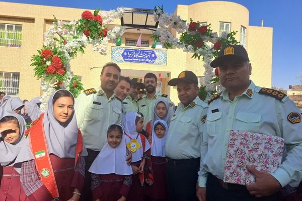 تجلیل از پدران ارتشی در دبستان دخترانه الزهرا به‌مناسبت هفته نیروی انتظامی
