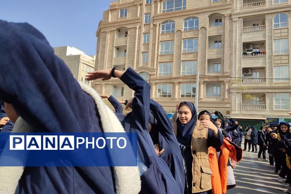 شور وشوق دانش‌آموزان در برنامه صبحگاهی مدرسه مریم بهارستان دو