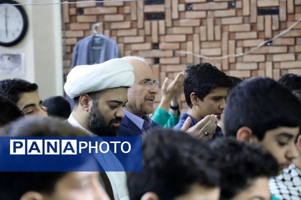 حضور رئیس مجلس شورای اسلامی در بین نوجوانان معتکف