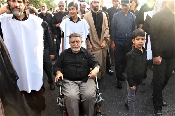 حماسه حضور نوجوانان کفن‌پوش قمی در راهپیمایی «عهد خون»