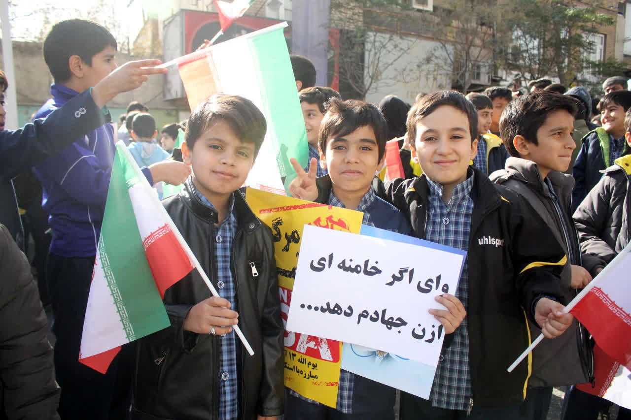 دانش‌آموز آگاه؛ سرو بلندقامت میهن