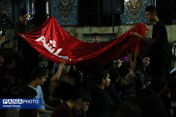 اعتکاف دانش‌آموزی در حسینه ارشاد