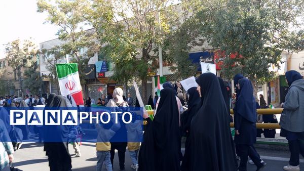 حضور پرشور دانش آموزان اراکی در یوم الله 13 آبان 