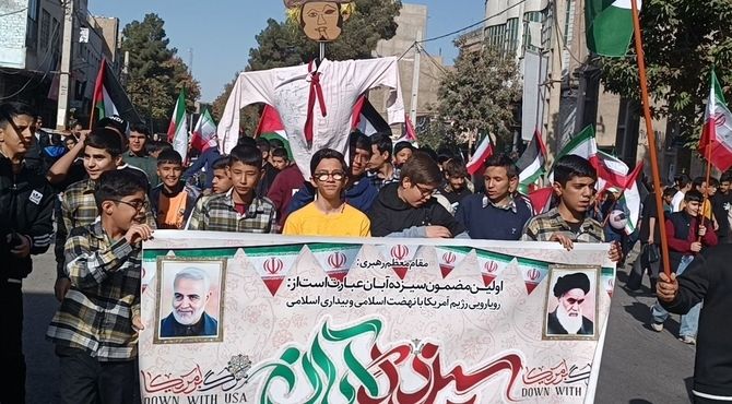 حضور پرشور دانش‌آموزان پیشوایی در راهپیمایی ۱۳ آبان با رنگ و شعار مقاومت