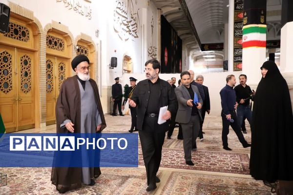 ادای احترام مسئولان قم به شهدا در هفته دولت