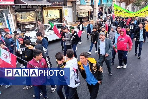 حماسه‌آفرینی دانش‌آموزان کمیجانی در راهپیمایی۱۳ آبان 