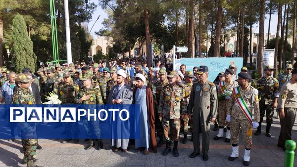 مراسم اولین سالگرد شهادت  سید حسن نصرالله، شهید حاج عباس نیلفروشان و سید هاشم صفی الدین در گلستان شهدا اصفهان 