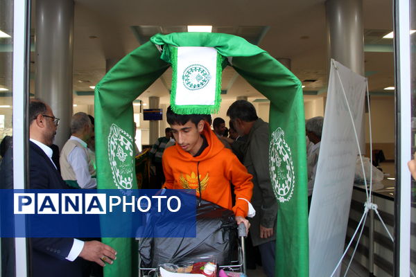 مراسم استقبال از کاروان دانش‌آموزی اعزام به حج عمره در یزد