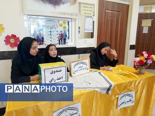 انتخابات شورای دانش آموزی در دبیرستان مادرمهربان خلیل آباد