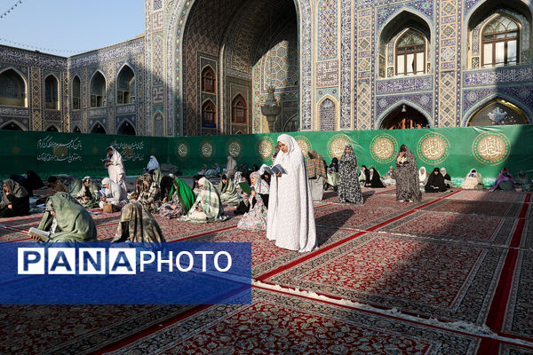 قرائت دعای‌ام داوود در حرم مطهر رضوی 