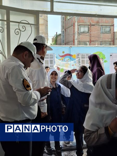 بازدید ماموران نیروی انتظامی در مدرسه 17شهریور بجنورد
