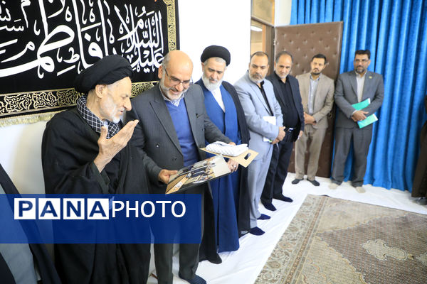 اهدای هدایای مقام معظم رهبری به دانش‌آموزان بیرجندی 