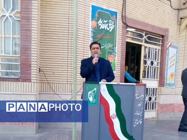 رئیس پلیس فتا کاشمر در مراسم صبحگاه دبیرستان آیت‌الله خامنه‌ای بر هوشیاری در فضای مجازی تأکید کرد