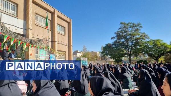آیین نمادین نواختن زنگ مهر و مقاومت در دبیرستان حضرت معصومه(س) شهرستان فیروزکوه 