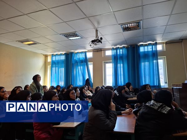 نشست دانش‌آموزی در راستای کیفیت‌بخشی به آموزش در دبیرستان دخترانه نبوت صفادشت