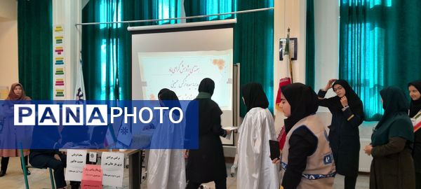 افتتاحیه نمایشگاه پژوهشی و فناورانه دبیران و دانش‌آموزان شهرستان ملارد در دبیرستان فرزانگان استعداد درخشان