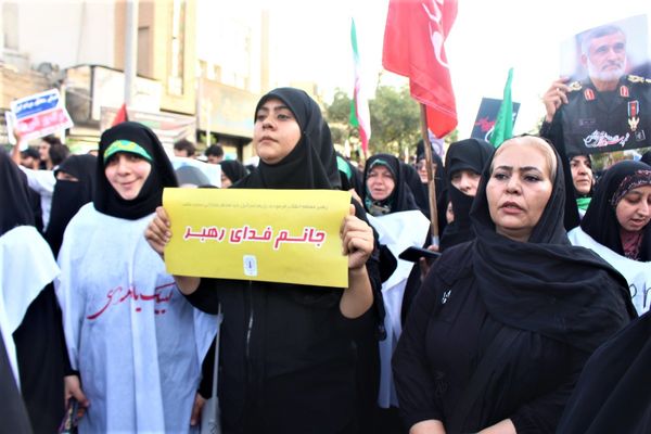 حماسه حضور نوجوانان کفن‌پوش قمی در راهپیمایی «عهد خون»