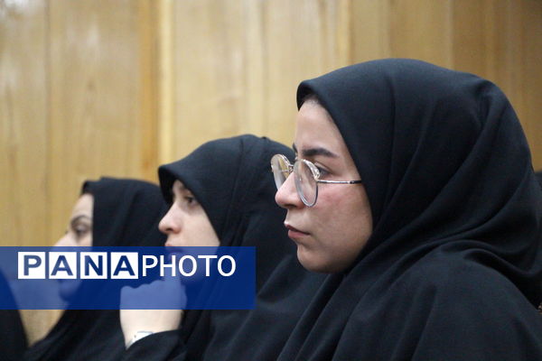 نشست معلمان شهر یزد با محسن قنبریان در یزد