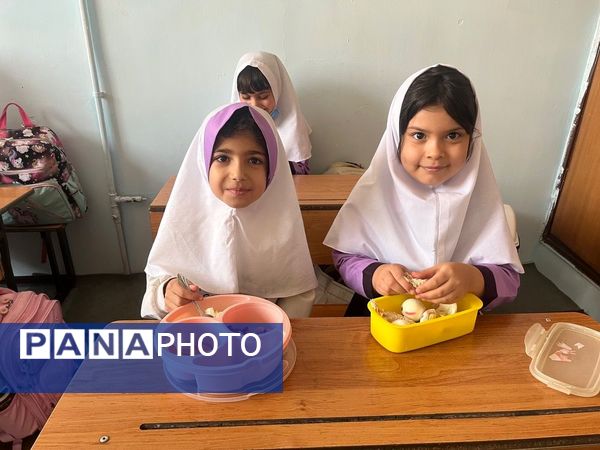 برگزاری صبحانه سلامت و روز جهانی تخم مرغ در دبستان فاطمه الزهرا شهرستان شیروان