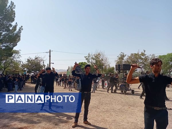 عزاداری هیئت زنجیر زنی روستای نقاب در روز اربعین