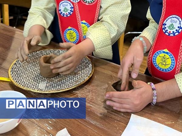 شکوفایی استعدادهای هنری دانش آموزان پایه چهارم دبستان آرمینه مصلی نژاد