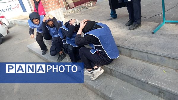 بیست و هفتمین مانور زلزله و ایمنی با شعار "مدرسه ایمن جامعه تاب آور " در دبستان پیام۲ ناحیه یک 