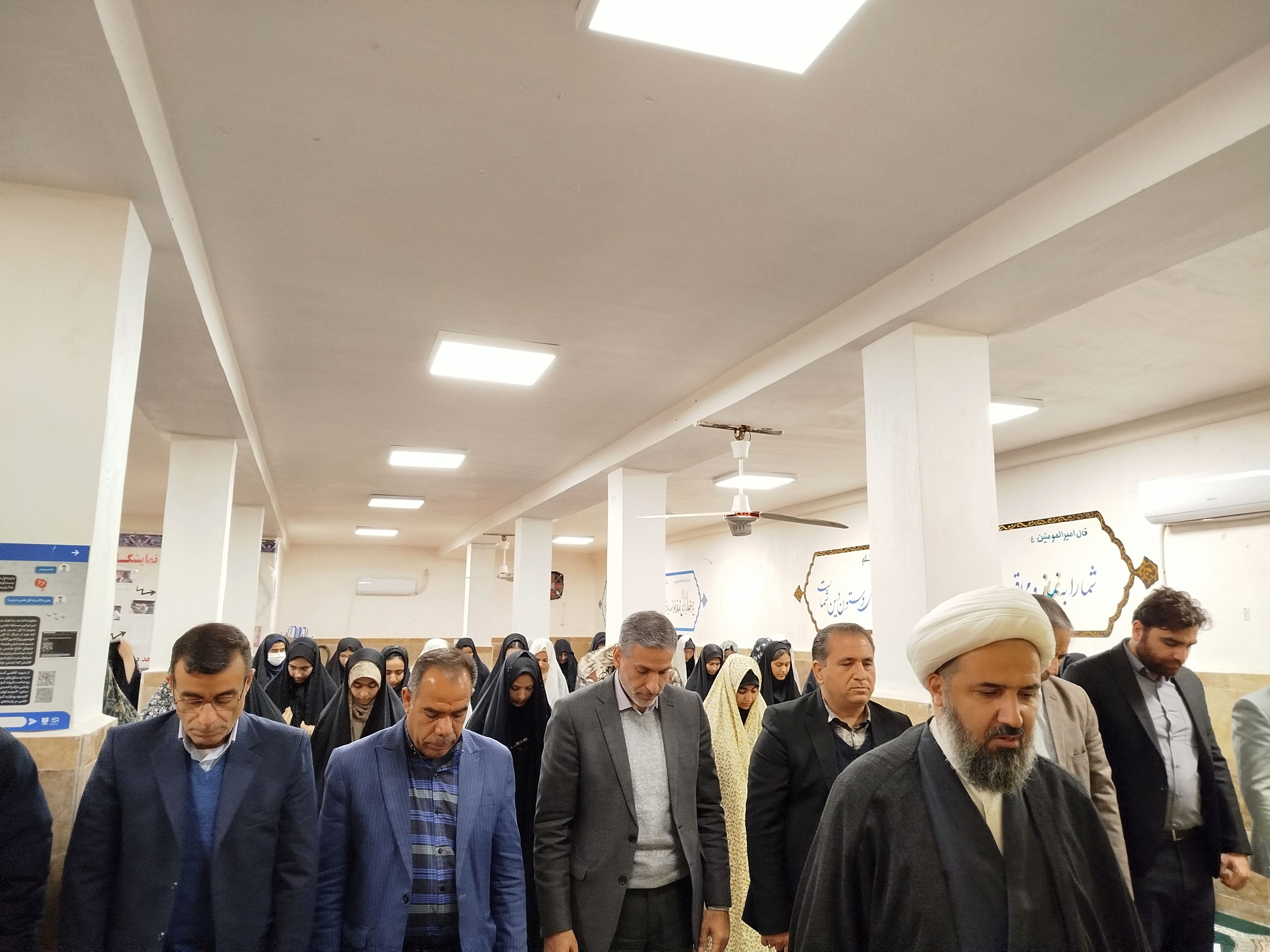 محفل انس با قرآن و سفره افطار با حضور مسئولان شهرستان پلدختر برگزار شد