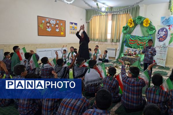 آرزوی فرج و سلامتی صاحب الزمان (عج) با دست‌های کوچک دانش‌آموزان شیرازی