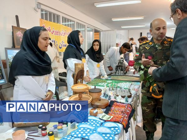 برگزاری نمایشگاه ایده‌های تحول آفرین در دبیرستان الگونه ناحیه ۳ شیراز