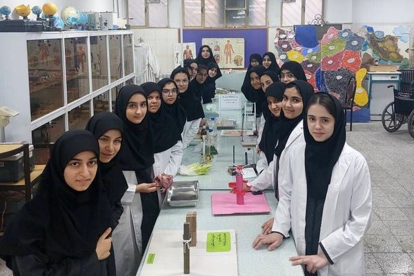 روز آزمایشگاه در دبیرستان شاهد ندای فاطمه (س) ناحیه دو شهرری 