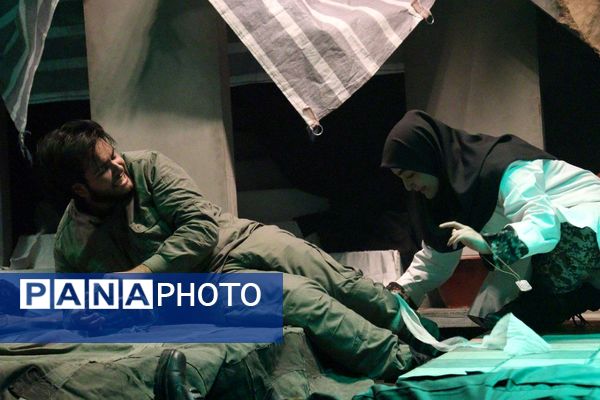 «روایت زمان»؛ هنرنمایی تئاتری در ستایش شهدا روی صحنه فرهنگسرای رازی ورامین