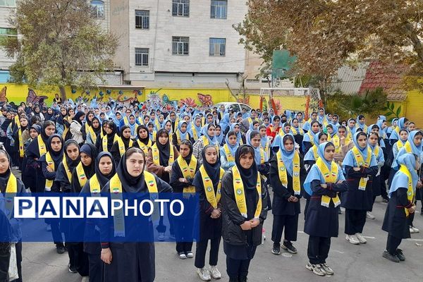 برگزاری همایش وطن‌یار در توحید یک؛ ادای احترام دانش‌آموزان به شهدای جنگ ۱۲روزه با حضور مادر «پسر آسمانی» عرشیان افشارمند در شهرستان قدس