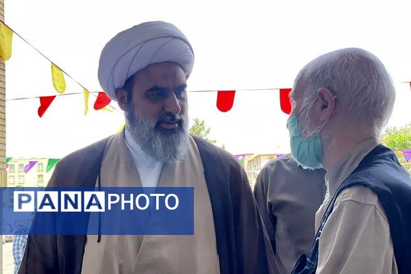 فرهنگیان شهرستان ملارد با حضور خود در نمازجمعه این هفته یاد شهید رجایی را گرامی داشتند 