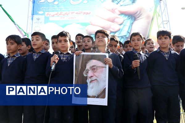 برپایی غرفه سازمان دانش‌آموزی دلیجان در راهپیمایی روز دانش‌آموز