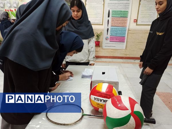 انتخابات شورای دانش آموزی در دبیرستان دخترانه ۱۳ آبان
