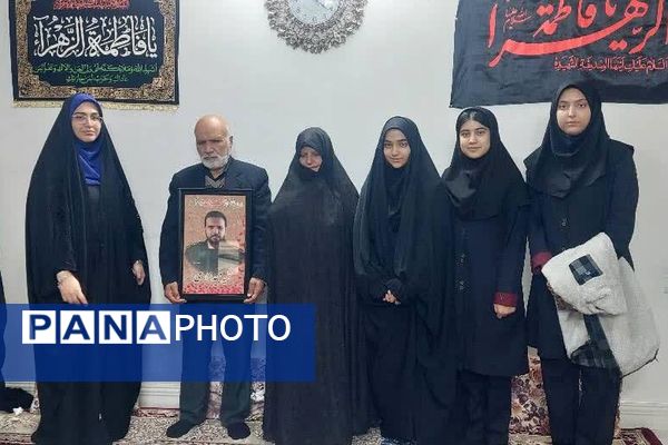 دیدار دانش‌آموزان مدرسه نمونه دولتی شهیدی با مادر شهید مجید زارعی به مناسبت روز مادر