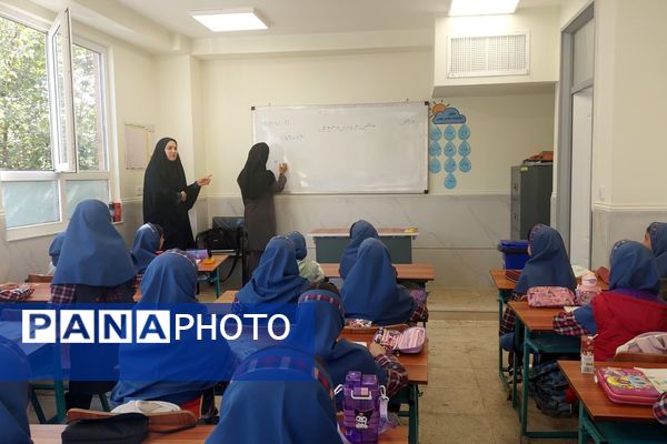 بازدید گروه های آموزشی از کلاس های دبستان خورسندیان دو